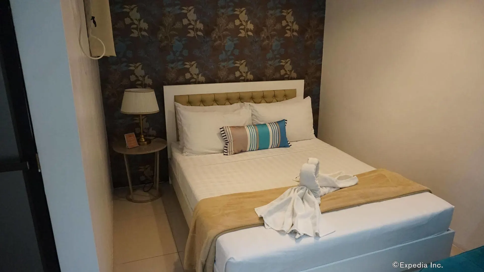 *** Hotel Baymont Suites & Residences Paranaque City Philippines