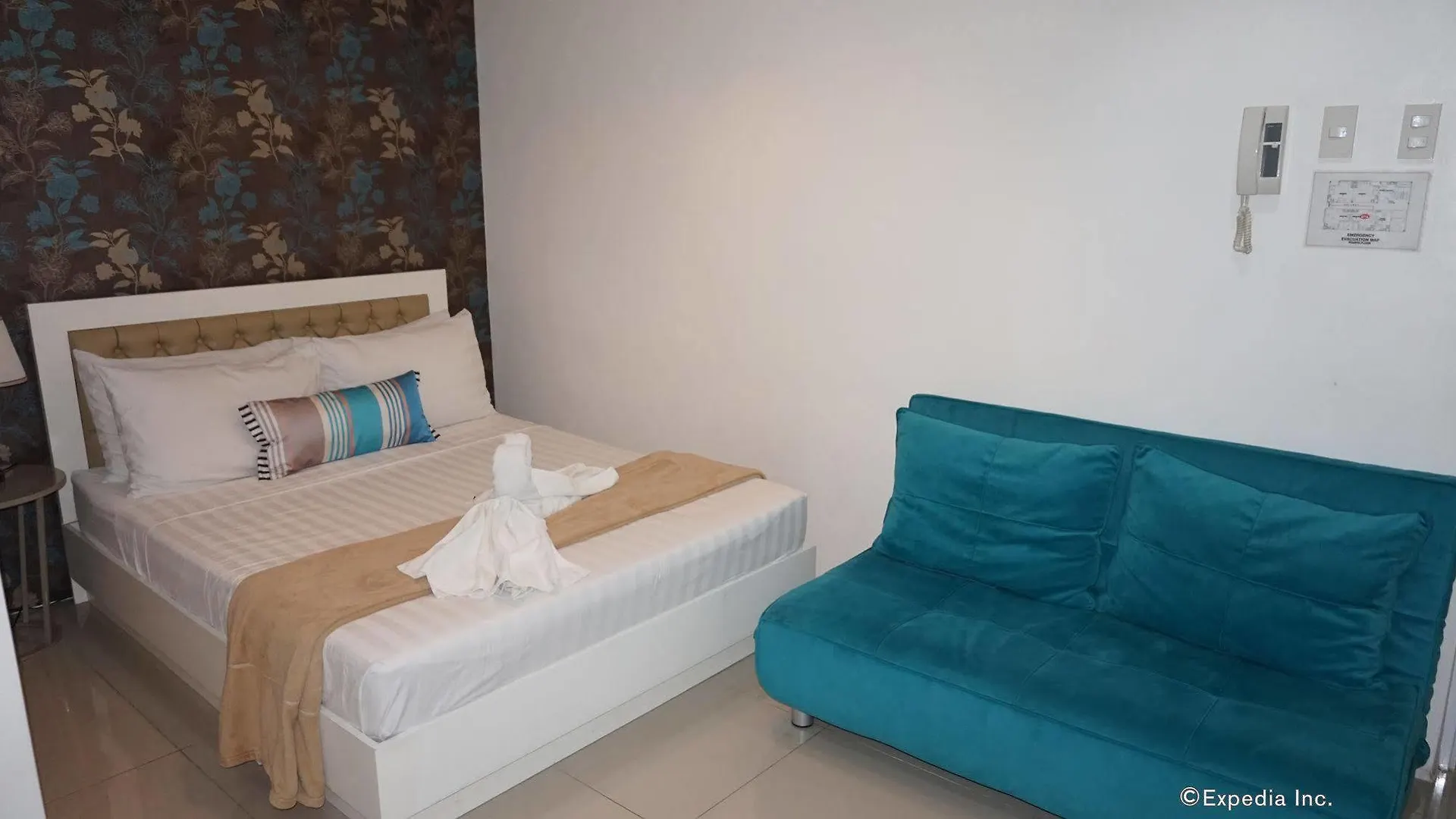 Hotel Baymont Suites & Residences Paranaque City